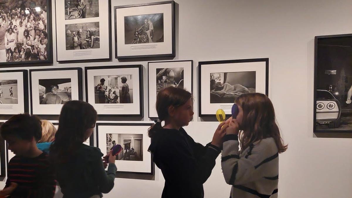 Niños en una exposición fotográfica.