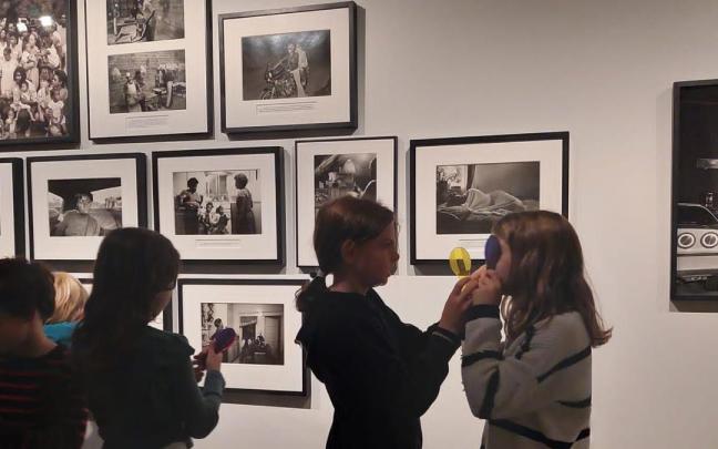 Niños en una exposición fotográfica.
