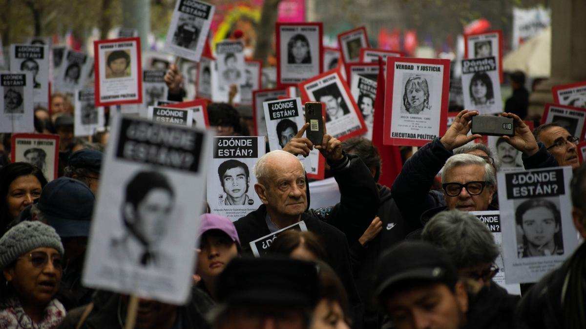 Miles de chilenos marchan con imágenes de desaparecidos y asesinados durante la dictadura.