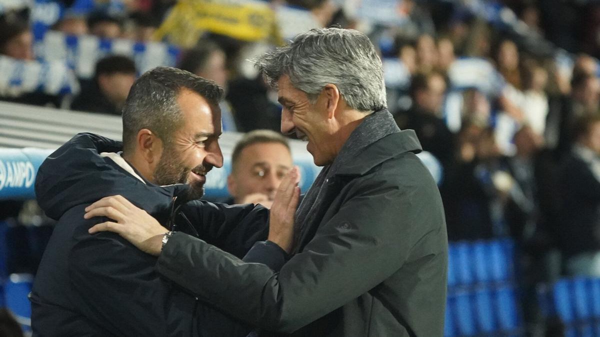 Imanol y Diego Martínez conversan amigablemente antes del comienzo del partido celebrado ayer en Anoeta. / RUBÉN PLAZA