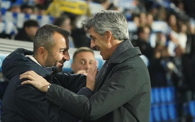 Imanol y Diego Martínez conversan amigablemente antes del comienzo del partido celebrado ayer en Anoeta. / RUBÉN PLAZA