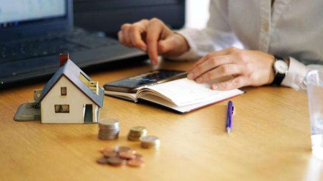 Una persona realiza cálculos para afrontar la compra de una vivienda