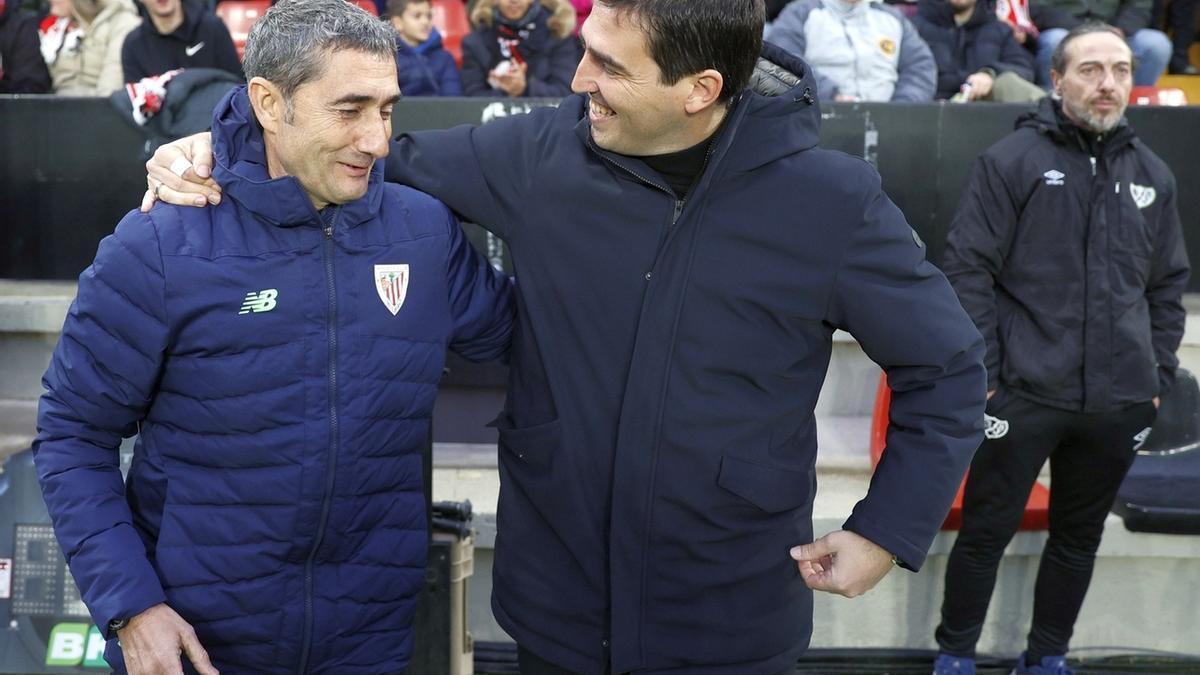Valverde e Iraola se saludan al comienzo del partido.