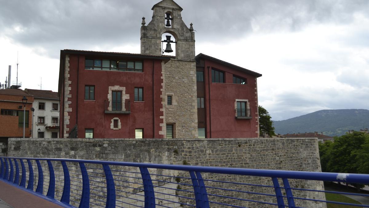 Ayuntamiento de Agurain al fondo
