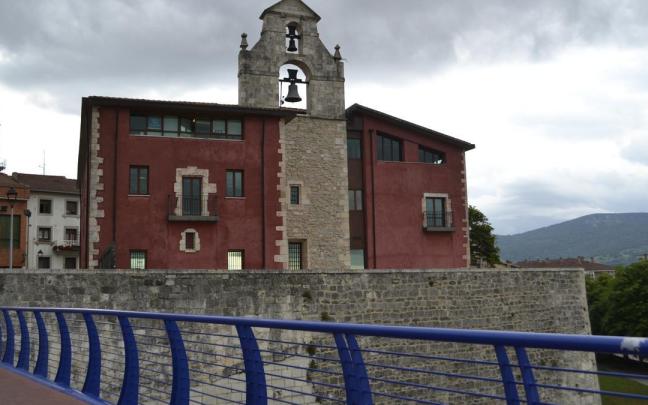 Ayuntamiento de Agurain al fondo