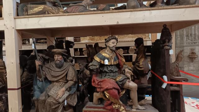 Las figuras y elementos del retablo mayor, desmontados y documentados, se ha colocado en un expositor.