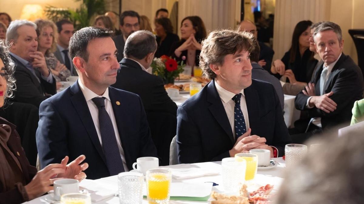 Eneko Andueza y Mikel Torres en un desayuno informativo en Bilbao