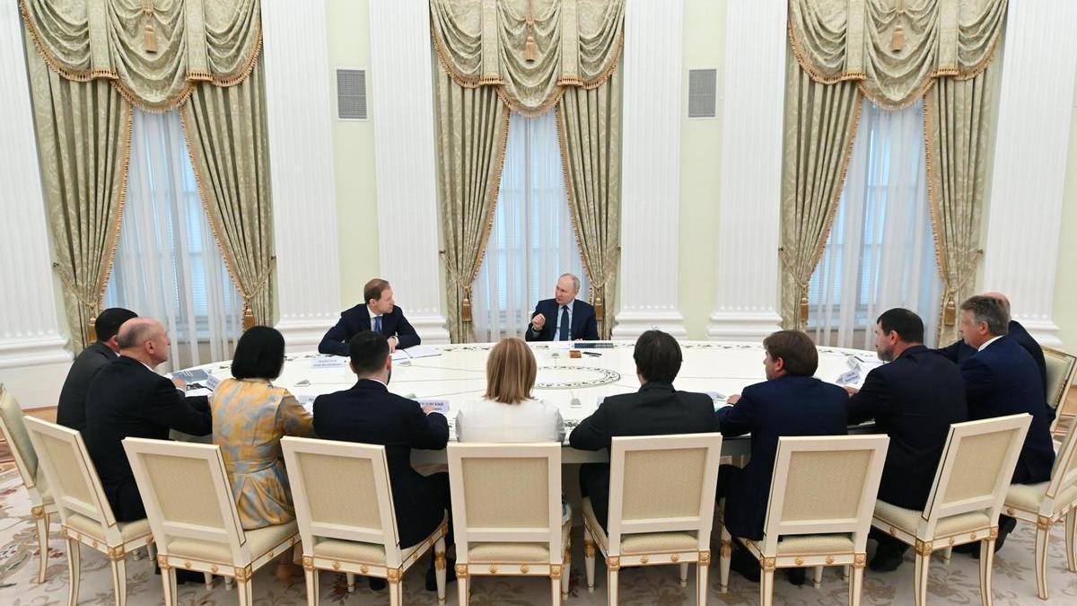 Putin preside una reunión de su gabinete.