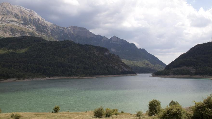 El embalse de Búbal se enclava en entre las laderas de vertiginosa sierras pirinaicas.