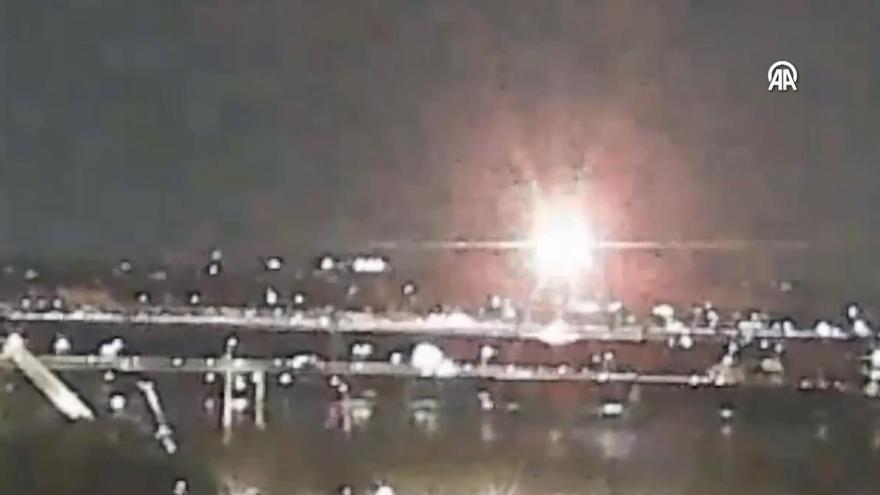 El momento en el que un avión de pasajeros choca con un helicóptero en Washington