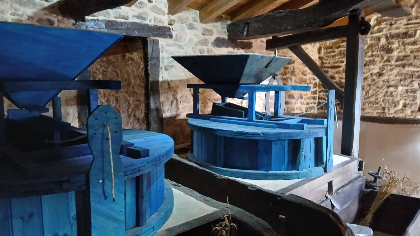 Maquinaria recién restaurada en el interior del molino de Mimbredo en Anúcita