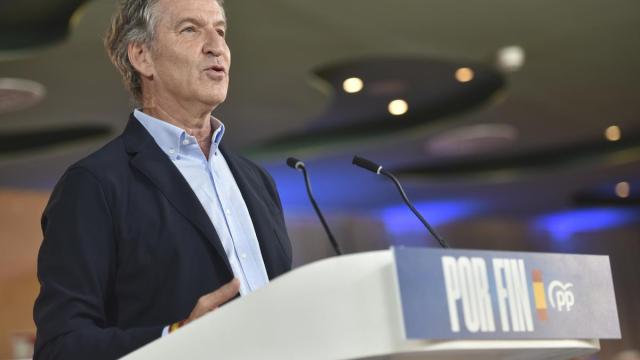 El presidente del Partido Popular, Alberto Núñez Feijóo, interviene en un acto junto al presidente del PP de Aragón, Jorge Azcón, y el presidente del PP de Huesca, Isaac Claver.