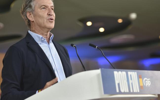 El presidente del Partido Popular, Alberto Núñez Feijóo, interviene en un acto junto al presidente del PP de Aragón, Jorge Azcón, y el presidente del PP de Huesca, Isaac Claver.