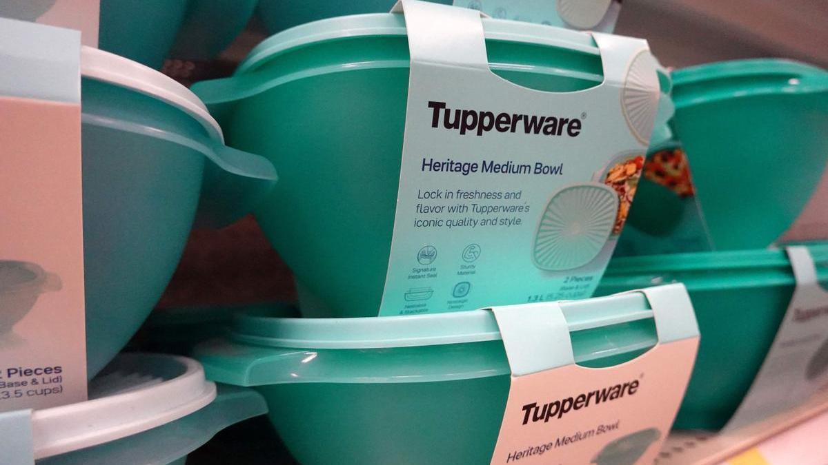 Varios productos de Tupperware en una tienda.