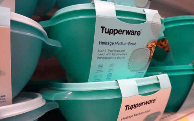 Varios productos de Tupperware en una tienda.