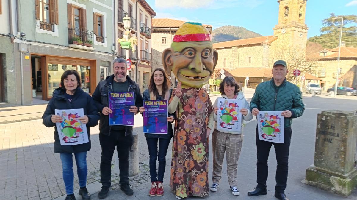 Presentación de los Aratusteak con Txapel Txin, convertido en Txin Afrika, como protagonista.