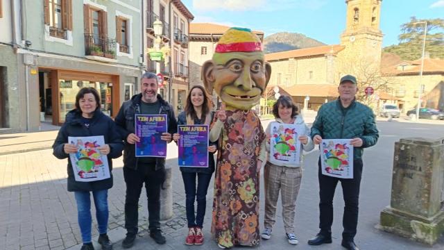 Presentación de los Aratusteak con Txapel Txin, convertido en Txin Afrika, como protagonista.