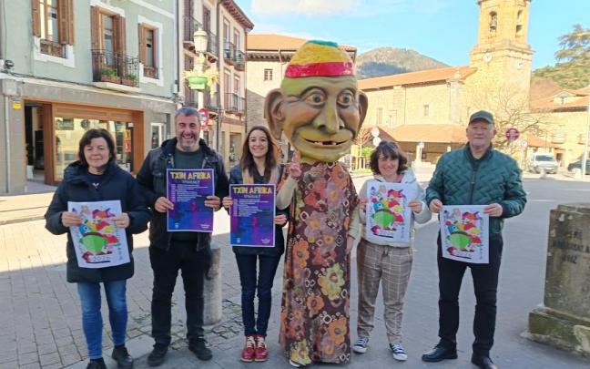 Presentación de los Aratusteak con Txapel Txin, convertido en Txin Afrika, como protagonista.