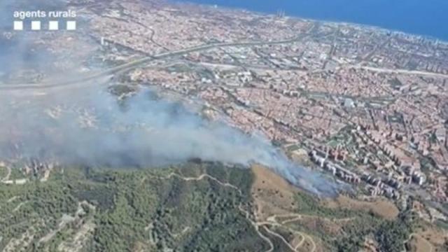Imagen del incendio en Collserola.