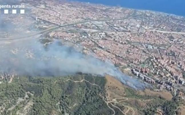 Imagen del incendio en Collserola.