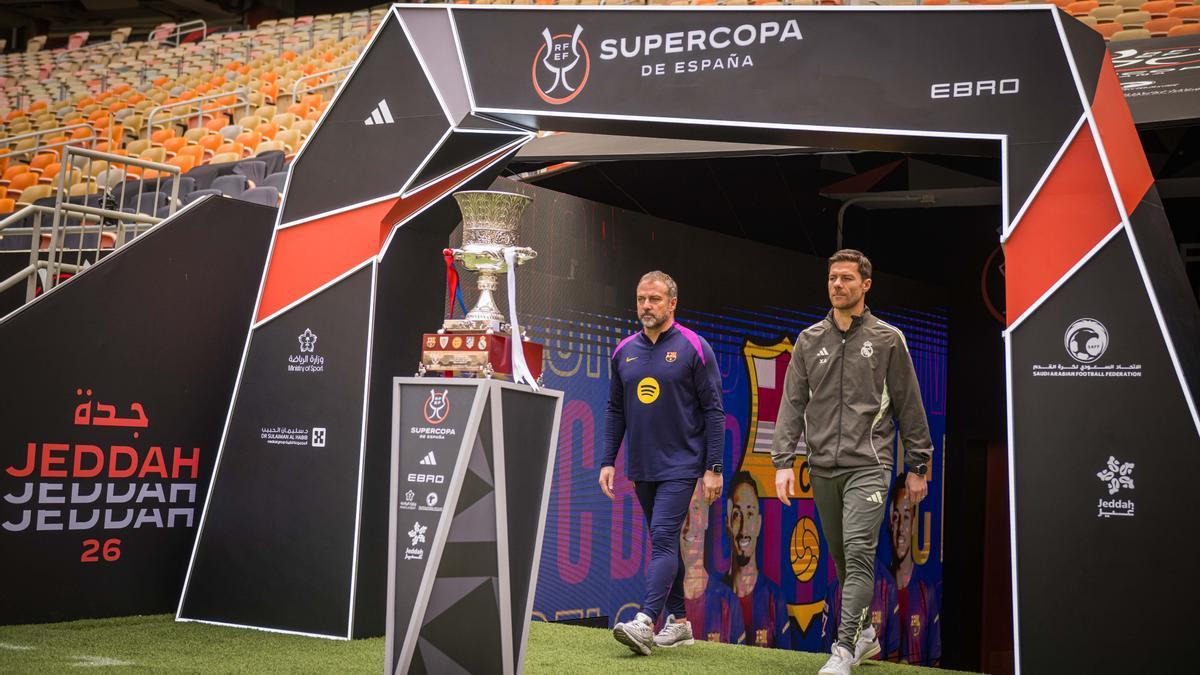Hansi Flick y Xabi Alonso, entrenador del Barcelona y del Real Madrid, en la previa de la final de la Supercopa de España.