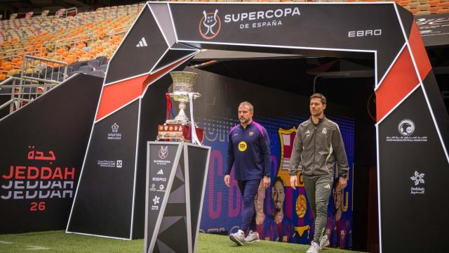 Hansi Flick y Xabi Alonso, entrenador del Barcelona y del Real Madrid, en la previa de la final de la Supercopa de España.