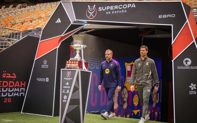 Hansi Flick y Xabi Alonso, entrenador del Barcelona y del Real Madrid, en la previa de la final de la Supercopa de España.