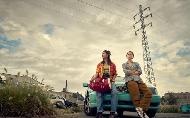 Carolina Yuste y Camila Sodi, en la serie ‘Sin huellas’. Carolina Yuste y Camila Sodi, en la serie ‘Sin huellas’.
