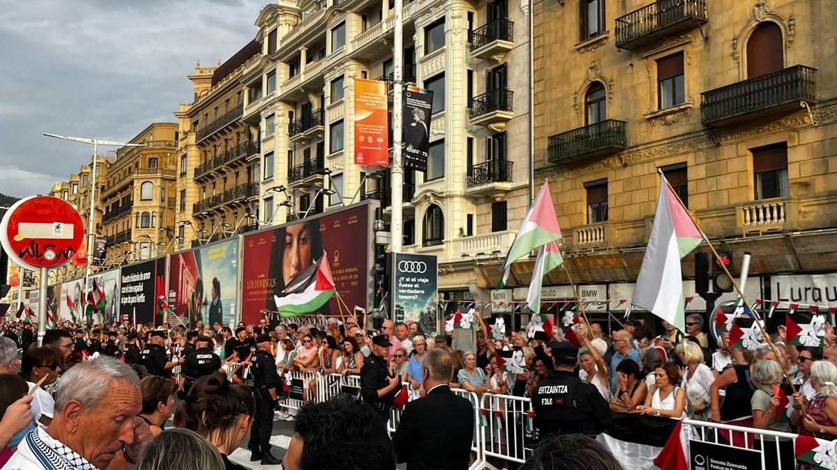 Manifestantes se concentran por Gaza ante el Kursaal antes de la gala de inauguración del