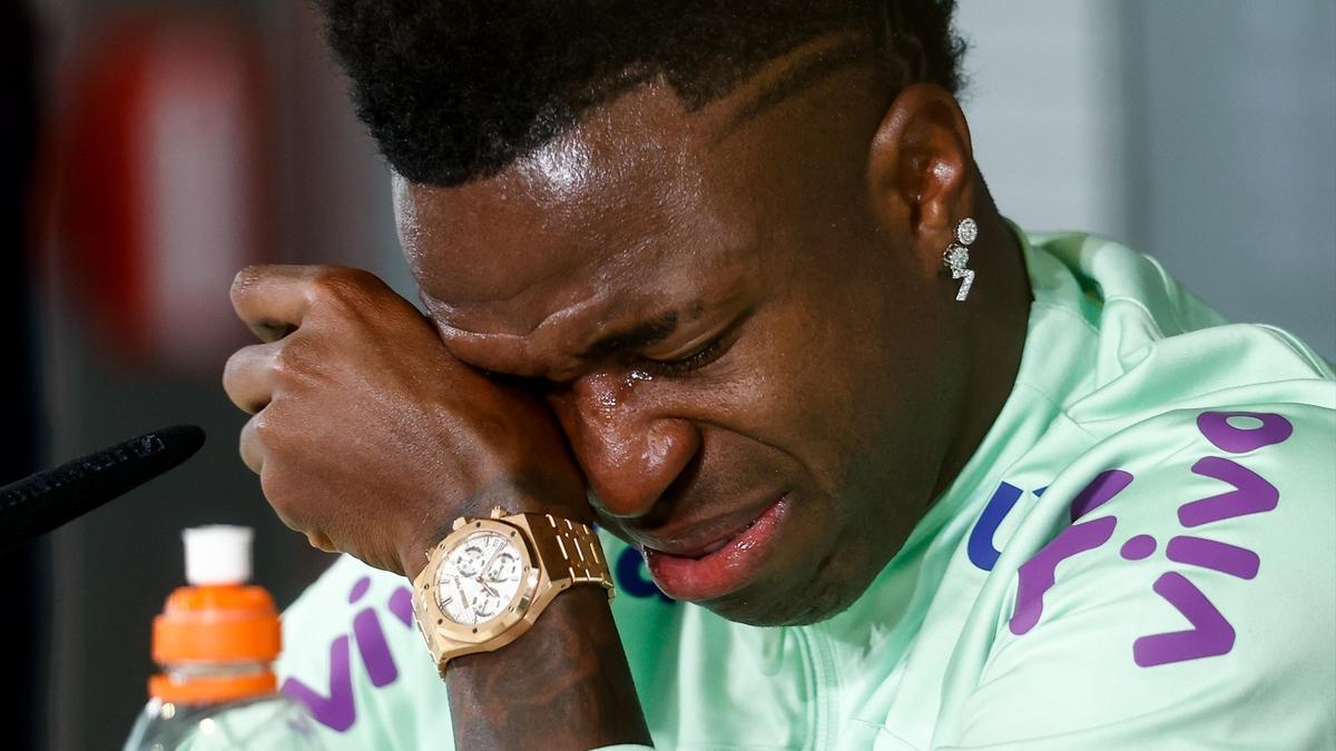 Vinicius Jr llorando durante la rueda de prensa
