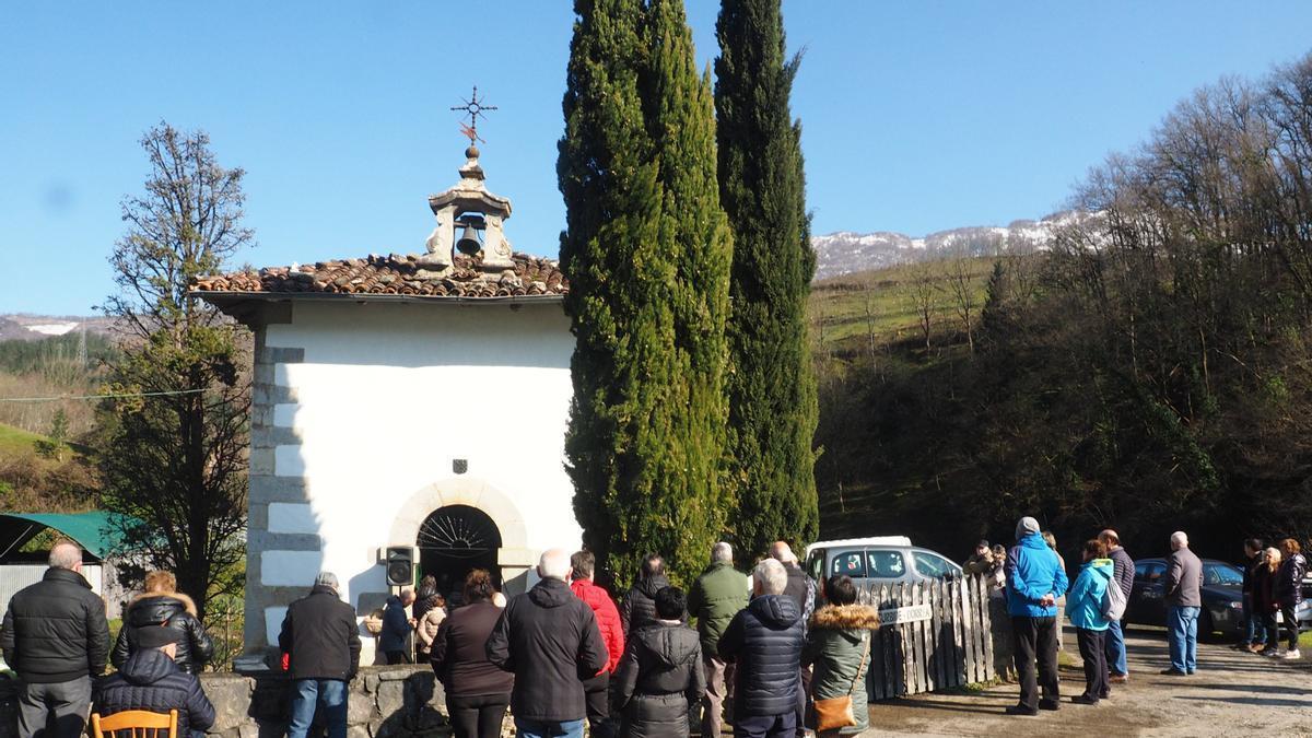 Celebración de la festividad del Ángel de la Guarda en la ermita del conjunto arquitectónico de Egurbide en el que se asienta el molino.