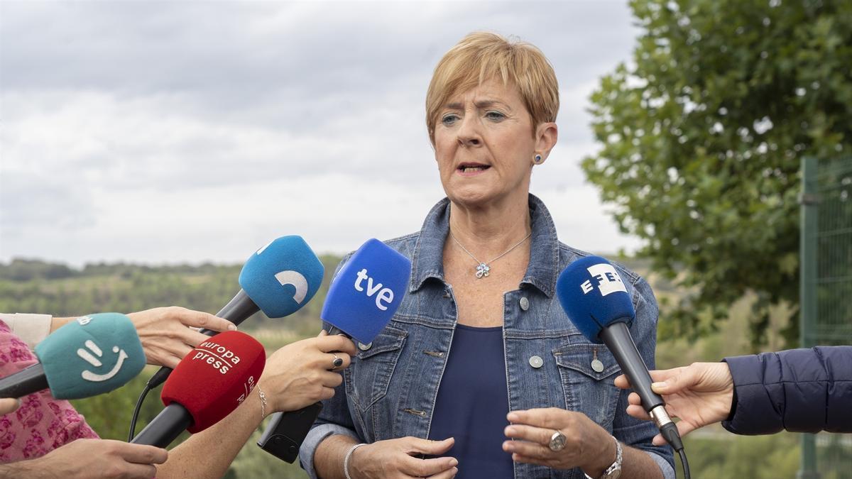 La consejera de Desarrollo Económico, Sostenibilidad y Medio Ambiente del Gobierno Vasco, Arantxa Tapia, atiende a la prensa a su llegada a la Fiesta de la Vendimia de Rioja A.lavesa