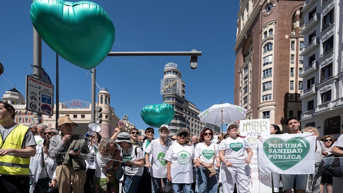 Decenas de personas durante la manifestación por la sanidad pública y contra la política sanitaria del Gobierno de Ayuso.