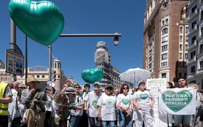 Decenas de personas durante la manifestación por la sanidad pública y contra la política sanitaria del Gobierno de Ayuso. / EP Decenas de personas durante la manifestación por la sanidad pública y contra la política sanitaria del Gobierno de Ayuso.