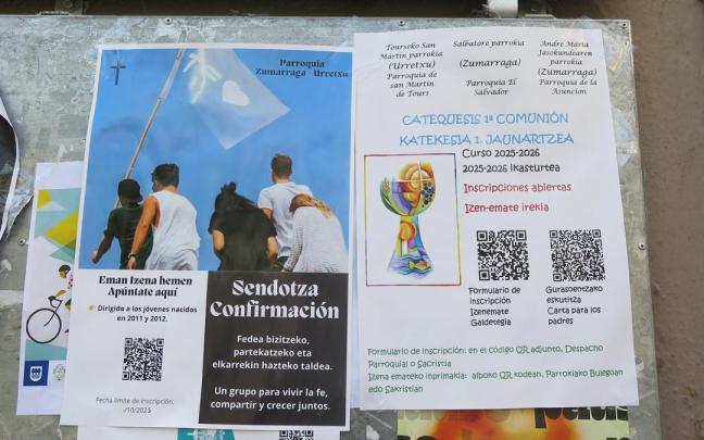 Los carteles que han colocado las parroquias de Urretxu y Zumarraga.
