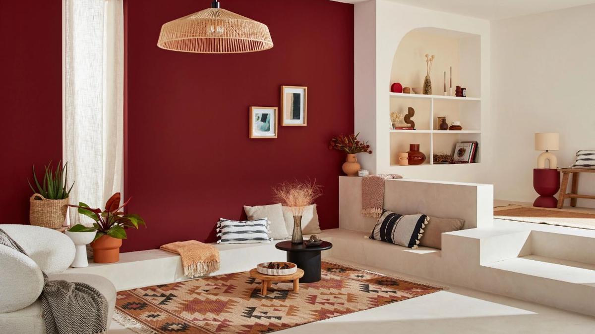 Pared roja en un salón