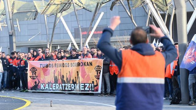 Trabajadores de Tubos Reunidos se concentran contra el ERE, frente al Palacio Euskalduna.