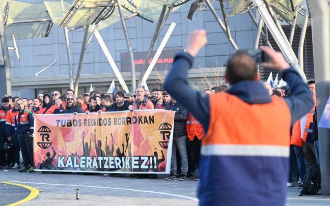 Trabajadores de Tubos Reunidos se concentran contra el ERE, frente al Palacio Euskalduna.