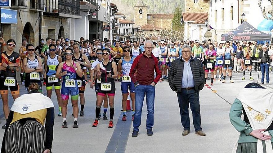 Antes de la salida se homenajeó a los precursores de esta prueba.