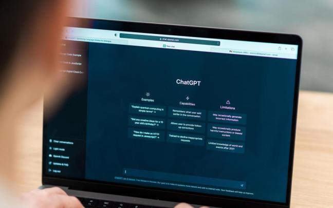 Una persona se prepara para trabajar con ChatGPT.