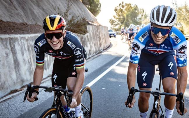 Remco Evenepoel y Mikel Landa ruedan durante un entrenamiento. / Soudal / Wout Beel Remco Evenepoel y Mikel Landa ruedan durante un entrenamiento.