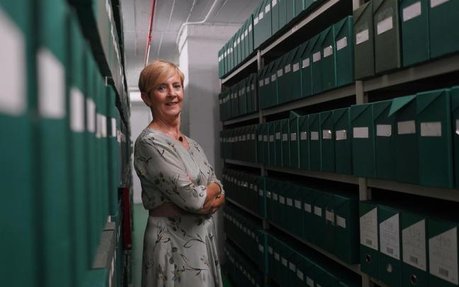Arantxa Tapia, en las instalaciones del archivo de Sabino Arana Fundazioa.