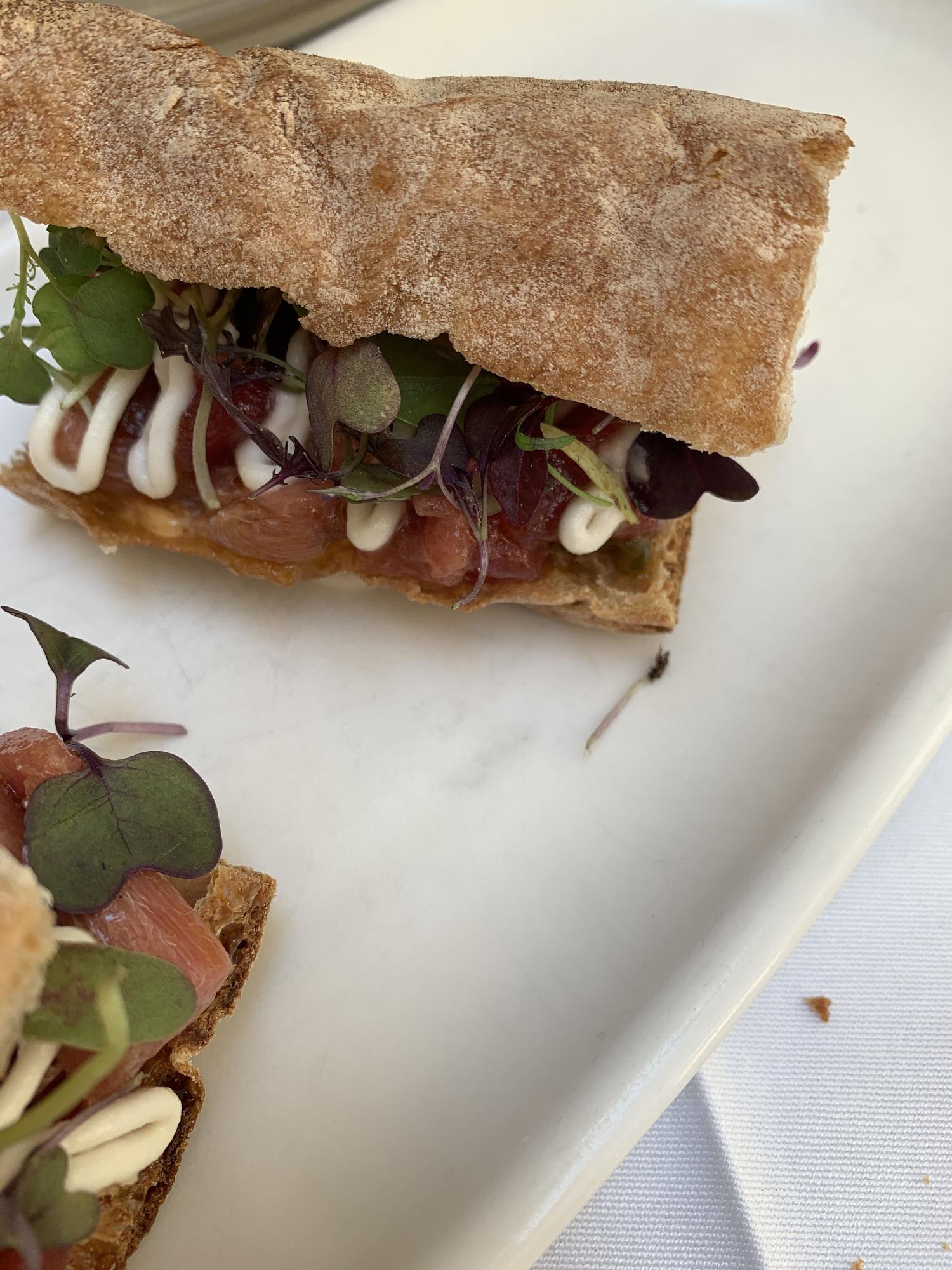 Bocadillo de atún con mayonesa de pisto, de La Cosmopololita.