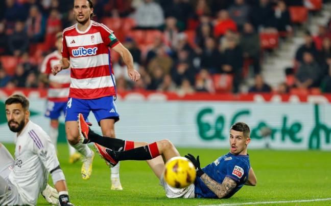 Oihan Sancet tuvo una de las ocasiones fallidas por el Athletic en el 1-1 vivido en Granada