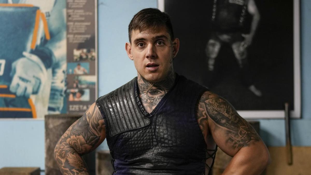 Azpiazu ha convertido la disciplina del 'fitness' y la fuerza ancestral de las piedras en un camino de transformación personal y motivación para los demás.