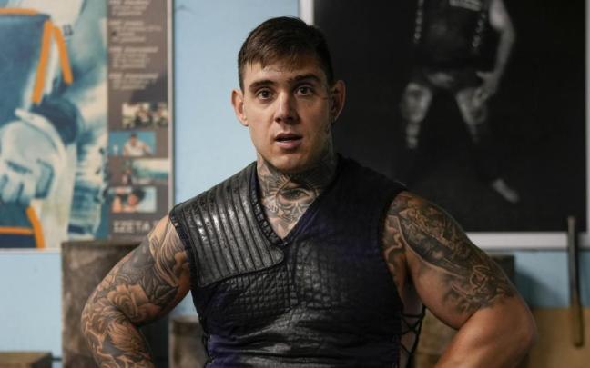 Azpiazu ha convertido la disciplina del 'fitness' y la fuerza ancestral de las piedras en un camino de transformación personal y motivación para los demás.