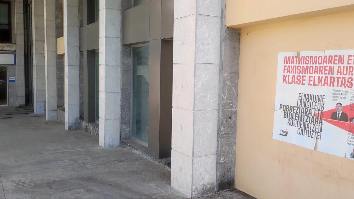 Vista del exterior del local de 980 m2 que el Ayuntamiento ha adquirido para la construcción de trasteros.