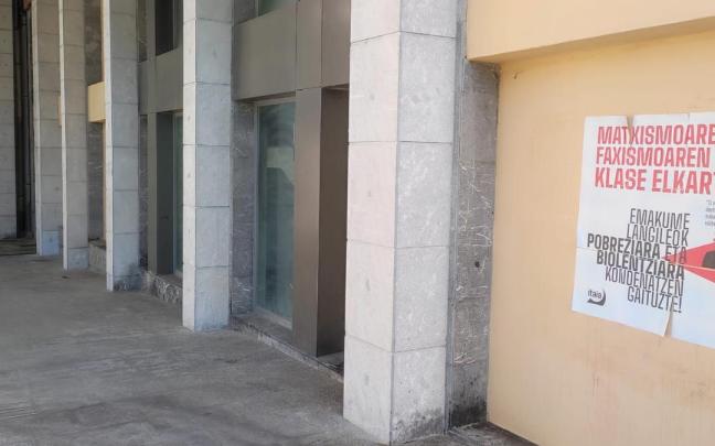 Vista del exterior del local de 980 m2 que el Ayuntamiento ha adquirido para la construcción de trasteros.