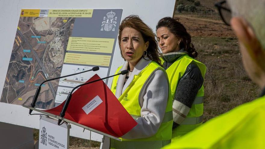 La ministra Raquel Sánchez, con la presidenta de La Rioja, Concha Andreu, detrás