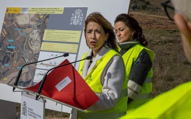 La ministra Raquel Sánchez, con la presidenta de La Rioja, Concha Andreu, detrás